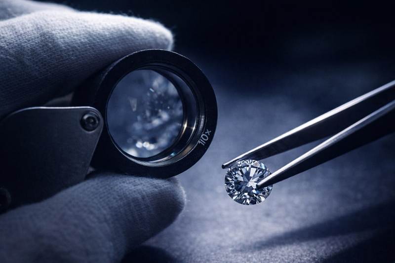 Analisi di un diamante con lente gemmologica presso OroLive