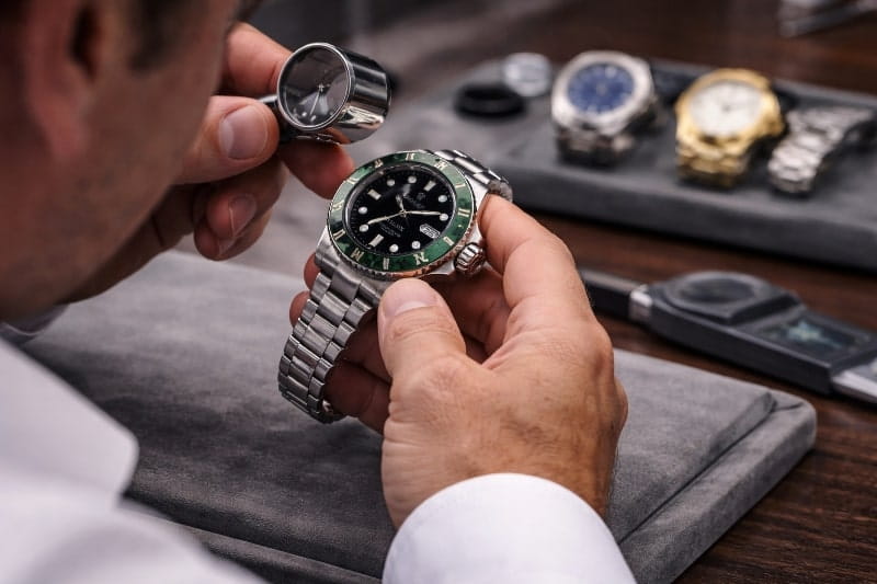 Analisi e verifica di un orologio di marca durante la valutazione presso OroLive