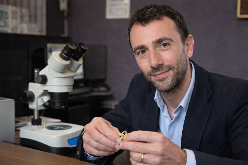 Valerio titolare OroLive durante la valutazione dell'oro