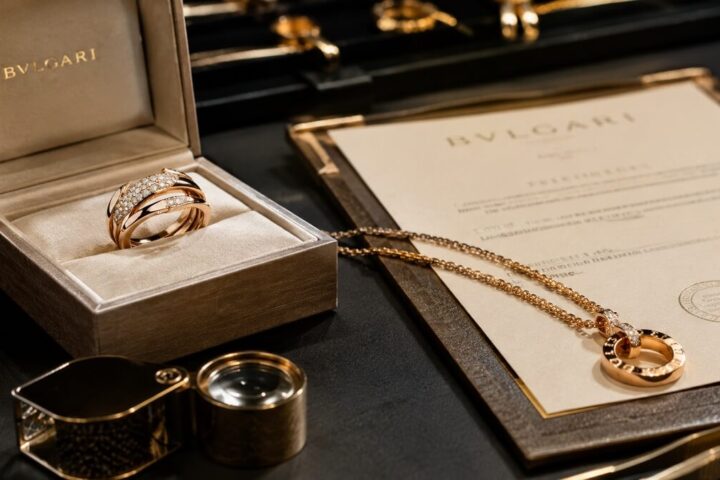 Scatola e certificato Bulgari nella valutazione di un gioiello usato