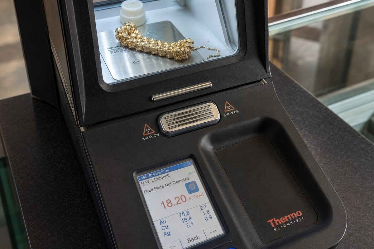 Spettrometro XRF Niton DXL durante l'analisi della caratura su un gioiello in oro 18kt - OroLive Roma
