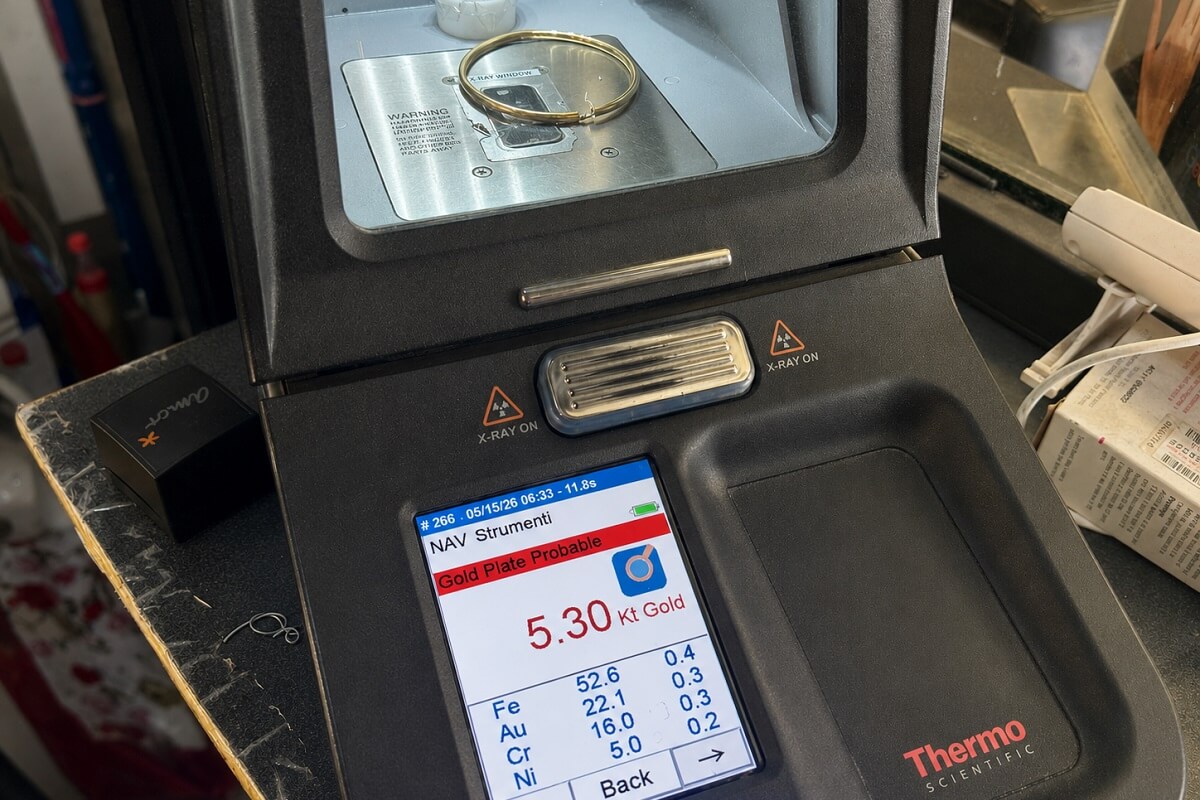 Spettrometro Niton XRF che rileva ferro (FE) in un gioiello timbrato 750 — identificazione falso OroLive